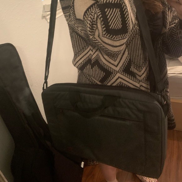Grey Case Logic Laptop Case - Picture 1 of 4